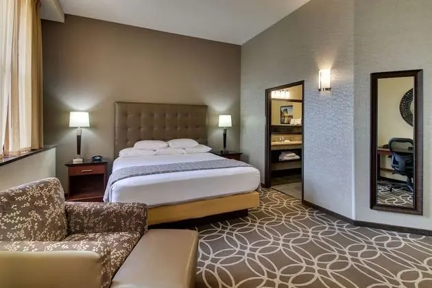 Deluxe Oda, 1 En Büyük (King) Boy Yatak, Buzdolabı ve Mikrodalga (Upper Floor, Hearing Accessible)