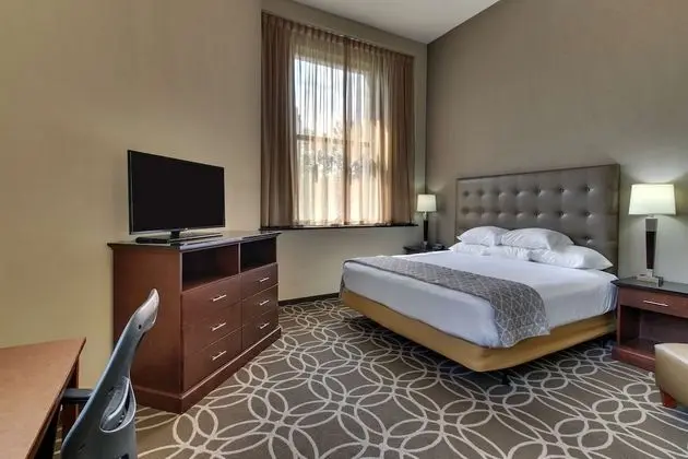 Süit, 1 En Büyük (King) Boy Yatak ve Çekyat, Engellilere Uygun (2 Rooms, Hearing, Roll in Shower)
