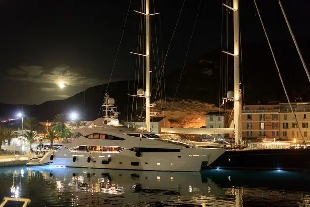 Grand Süit, 1 En Büyük (King) Boy Yatak, 2 Banyolu, Marina Manzaralı