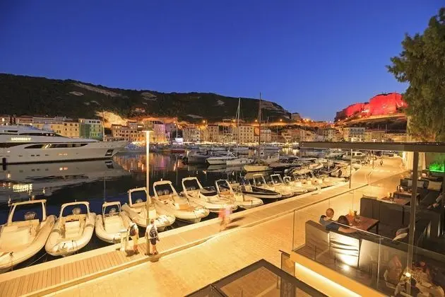 Grand Süit, 1 En Büyük (King) Boy Yatak, 2 Banyolu, Marina Manzaralı