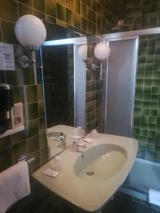 Üç Kişilik Oda