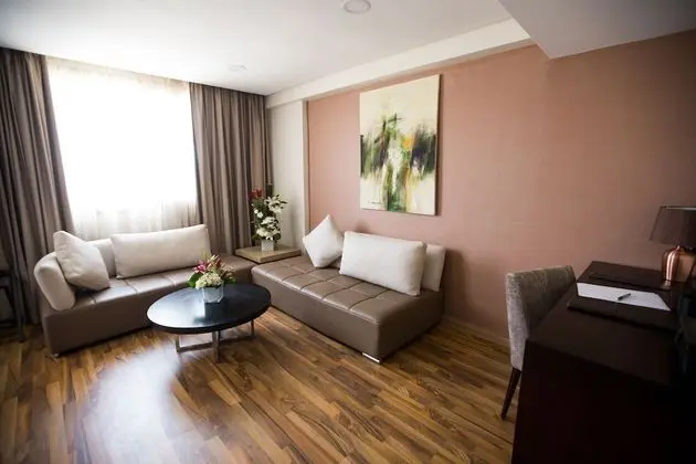 Süit, 1 Büyük (Queen) Boy Yatak ve Çekyat