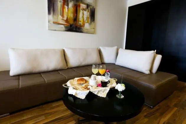 Süit, 1 Büyük (Queen) Boy Yatak ve Çekyat