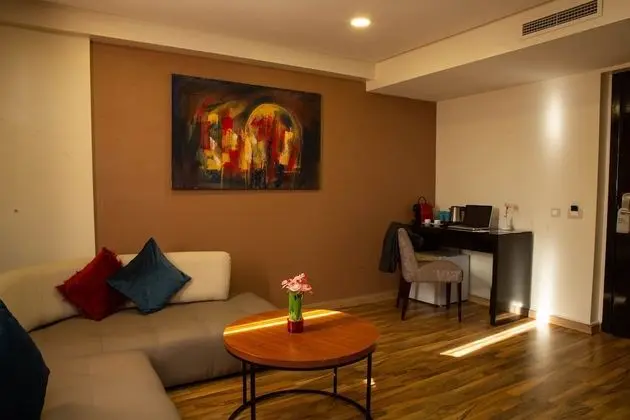 Süit, 1 Büyük (Queen) Boy Yatak ve Çekyat