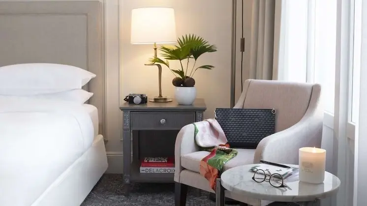 Oda, 1 Büyük (Queen) Boy Yatak (View)