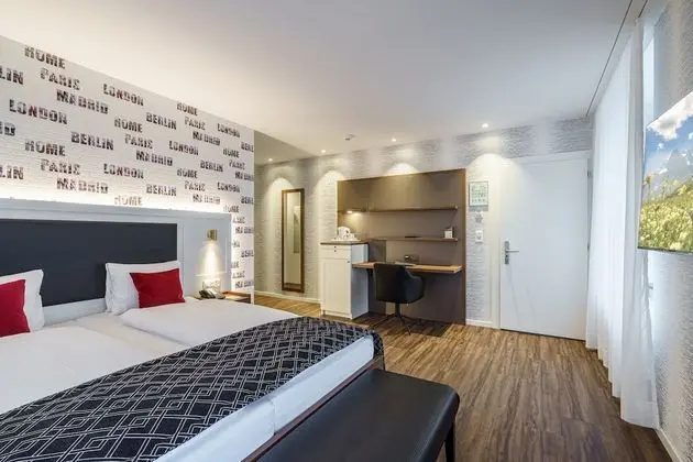 Deluxe corner room West