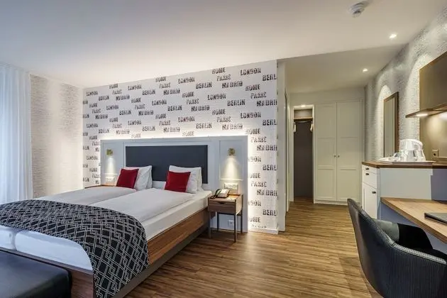 Deluxe corner room West
