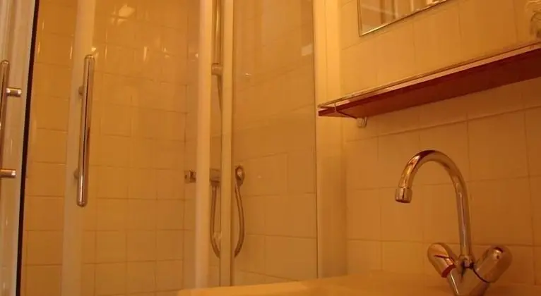 Standard Oda (Toilettes sur le palier)
