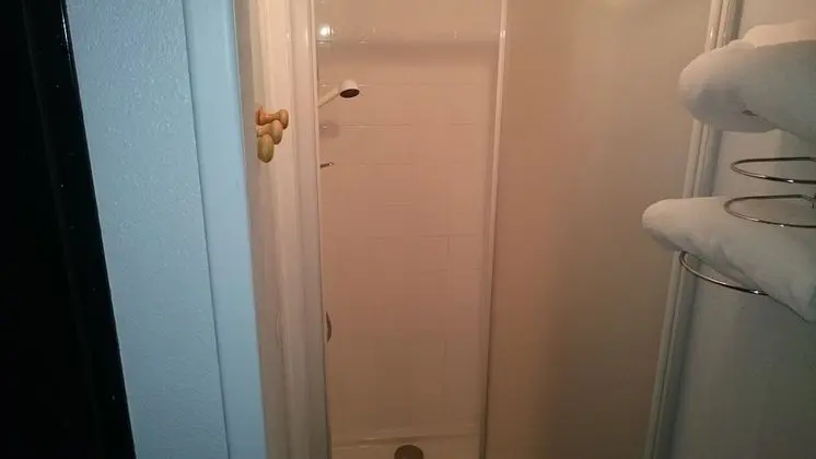 Tek Büyük Yataklı Oda, Ortak Banyo