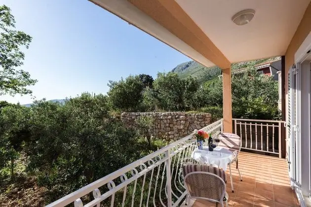 Tek Büyük Yataklı Oda, Balkon, Kısmi Deniz Manzaralı