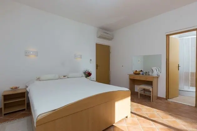 Tek Büyük Yataklı Oda, Balkon, Kısmi Deniz Manzaralı