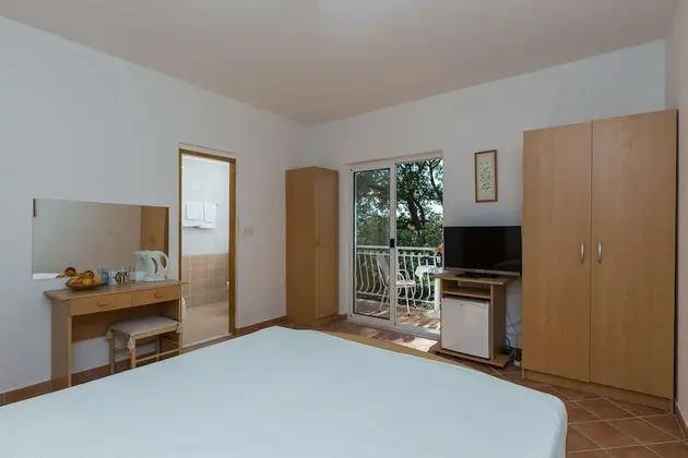 Tek Büyük Yataklı Oda, Balkon, Kısmi Deniz Manzaralı