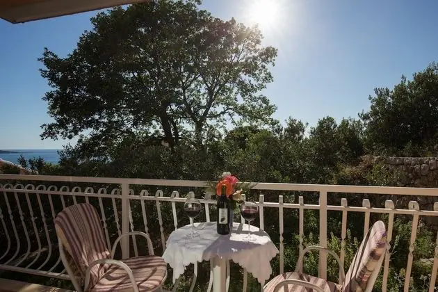 Tek Büyük Yataklı Oda, Balkon, Kısmi Deniz Manzaralı