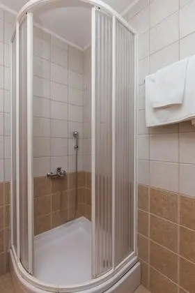 Tek Büyük Yataklı Oda, Balkon, Kısmi Deniz Manzaralı