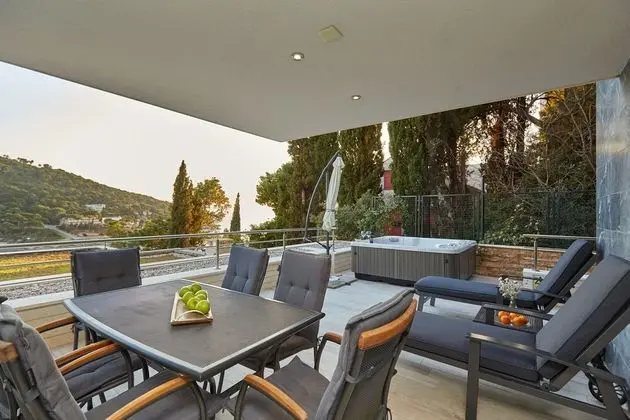 Apart Daire (Luxury Two Bedroom Apartment with Sea)