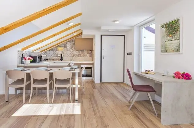 Luxury Apart Daire, Balkon (Attic)