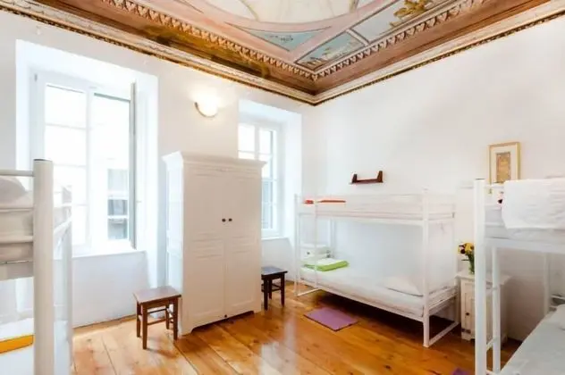 Ortak Ranzalı Oda, Karma Ranzalı Oda, Ortak Banyo (1B)