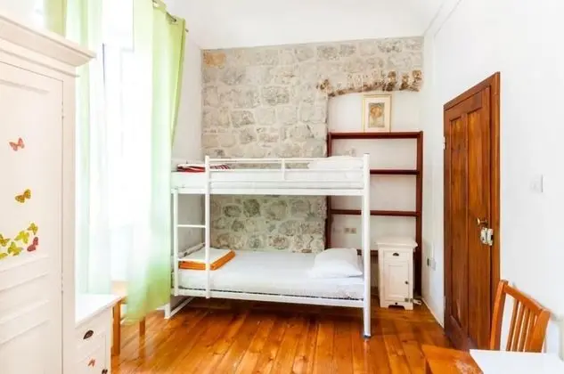 Ortak Ranzalı Oda, Karma Ranzalı Oda, Ortak Banyo (2A)