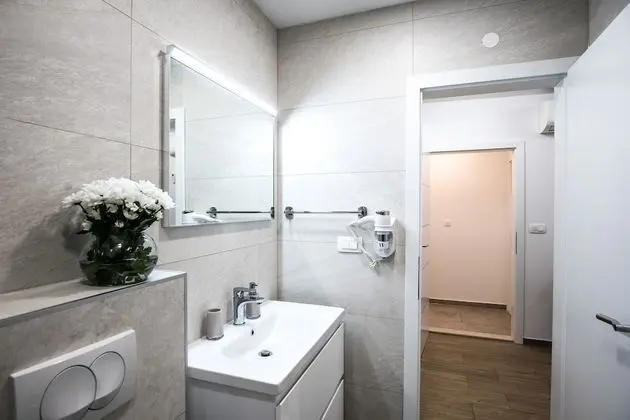 Deluxe Tek Büyük Yataklı Oda (Lower Ground)