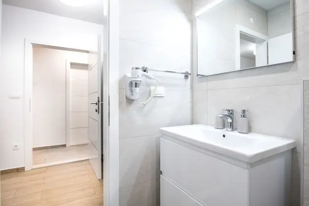 Deluxe Tek Büyük Yataklı Oda (Lower Ground)