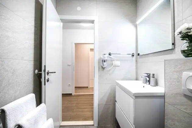 Deluxe Tek Büyük Yataklı Oda (Lower Ground)