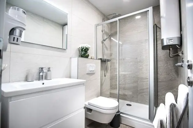 Deluxe Tek Büyük Yataklı Oda (Lower Ground)