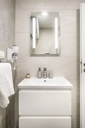 Deluxe Tek Büyük Yataklı Oda (Lower Ground)