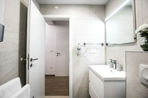 Deluxe Tek Büyük Yataklı Oda (Lower Ground)