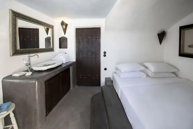 Deluxe Room with Indoor Plunge Pool and Caldera View