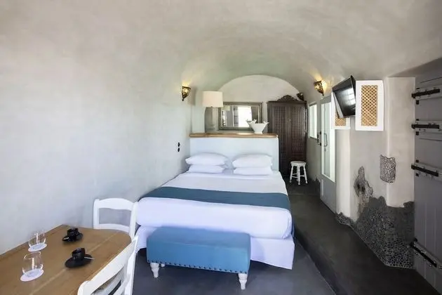 Deluxe Room with Indoor Plunge Pool and Caldera View