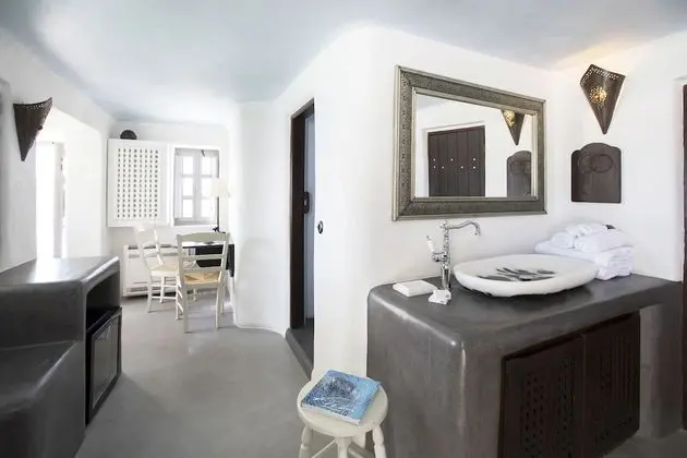 Deluxe Room with Indoor Plunge Pool and Caldera View