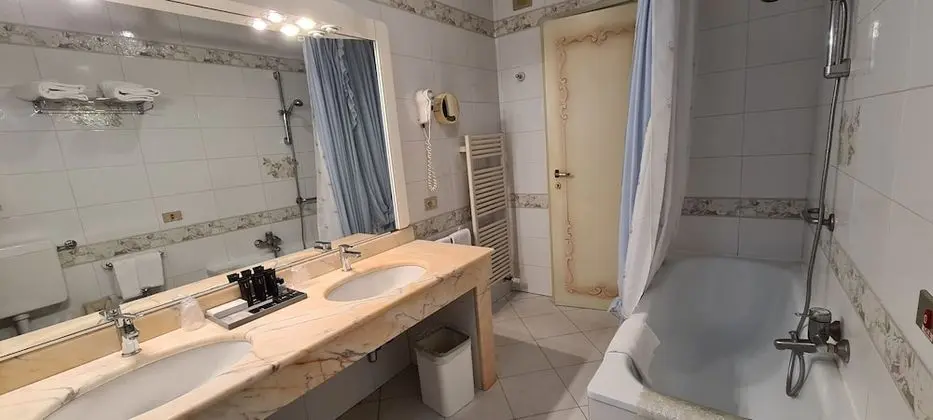 Classic Tek Büyük veya İki Ayrı Yataklı Oda