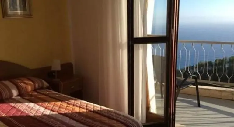 Üç Kişilik Oda, Deniz Manzaralı