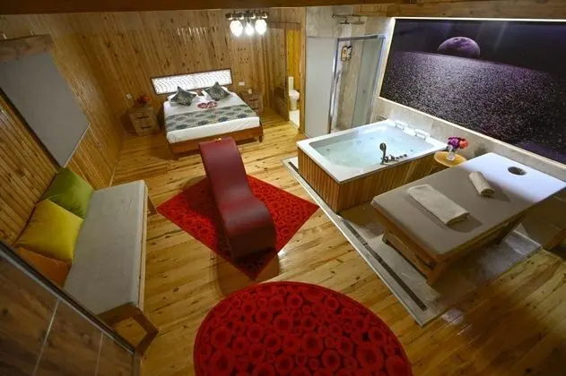 Suite, Kara veya Kısmi Deniz Manzaralı, Şömineli ve Jakuzili