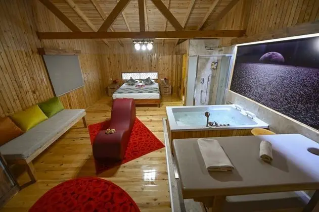 Suite, Kara veya Kısmi Deniz Manzaralı, Şömineli ve Jakuzili