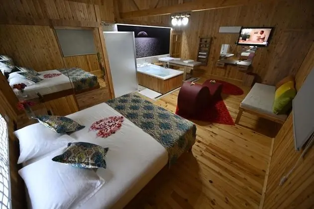 Suite, Kara veya Kısmi Deniz Manzaralı, Şömineli ve Jakuzili