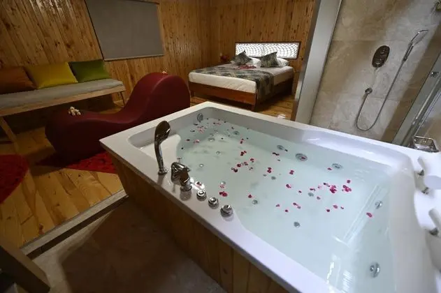 Suite, Kara veya Kısmi Deniz Manzaralı, Şömineli ve Jakuzili