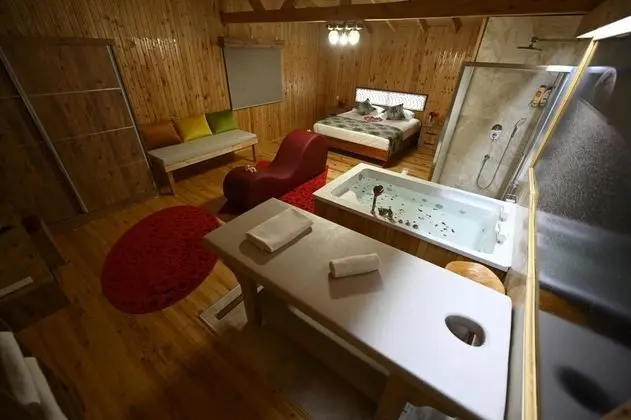 Suite, Kara veya Kısmi Deniz Manzaralı, Şömineli ve Jakuzili