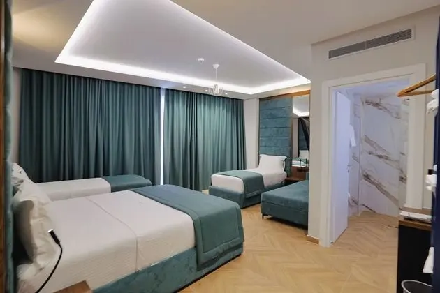 Dört Kişilik Oda, Havuz Manzaralı