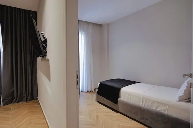 Dört Kişilik Oda, Havuz Manzaralı