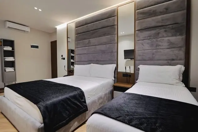 Dört Kişilik Oda, Havuz Manzaralı