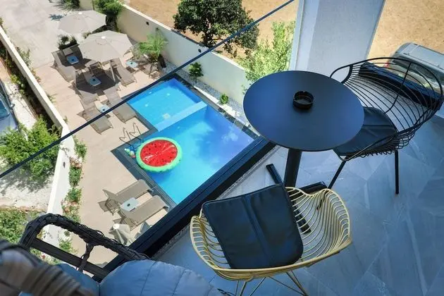 Dört Kişilik Oda, Havuz Manzaralı