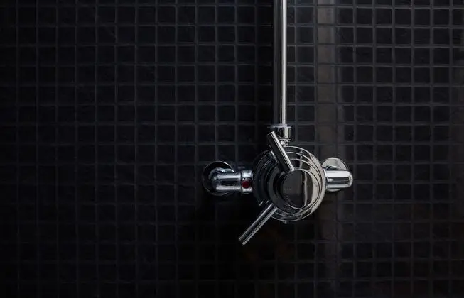 İki Ayrı Yataklı Oda, Ortak Banyo
