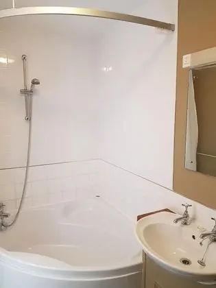 Basic Tek Büyük Yataklı Oda, Banyolu/Duşlu, Avlu Manzaralı (ROOM 6)