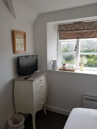 Basic Tek Büyük Yataklı Oda, Banyolu/Duşlu, Avlu Manzaralı (ROOM 6)