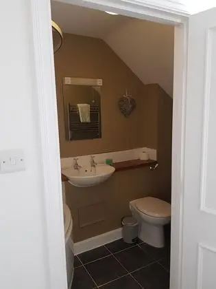 Basic Tek Büyük Yataklı Oda, Banyolu/Duşlu, Avlu Manzaralı (ROOM 6)