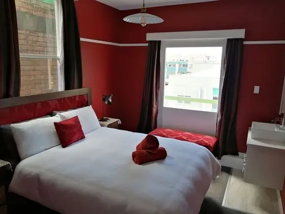Standard Oda, 1 Büyük (Queen) Boy Yatak, Ortak Banyo