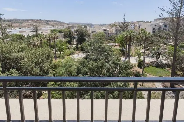 Tek Büyük veya İki Ayrı Yataklı Oda, Bahçe Manzaralı