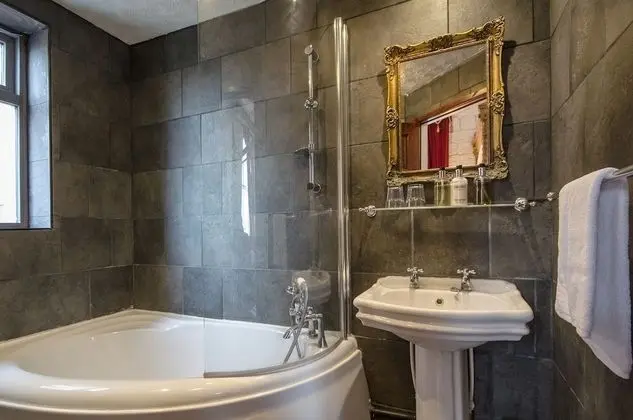Büyük Yataklı Tek Kişilik Oda