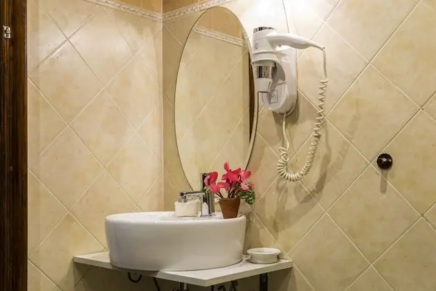 Tek Büyük Yataklı Oda (External Private Bathroom)
